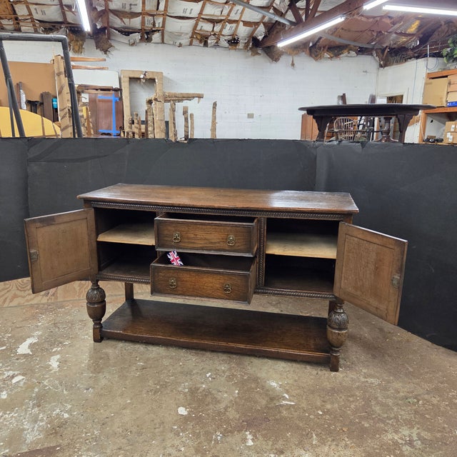 Early 20th Century English Oak Sideboard With Bulbous Front Legs and Potboard Base For Sale - Image 4 of 18