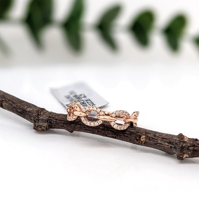 Interlocking Design Natural Diamond Wedding Band: Solid 14k Gold, Size 6.75 For Sale - Image 4 of 7