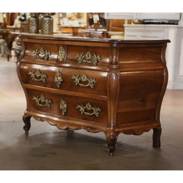 18th Century French Louis XV Walnut “Commode Tombeau” From Bordeaux For Sale In Dallas - Image 6 of 10