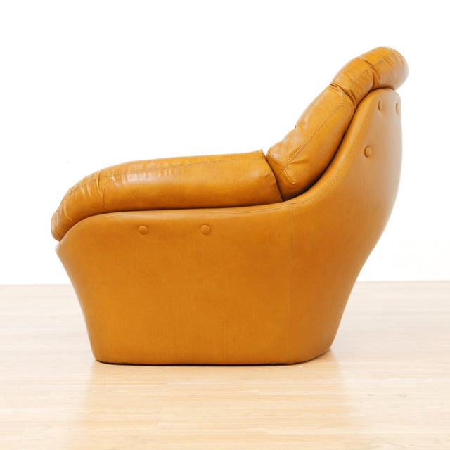 1970s Sculptural 1970s Tufted Camel Lounge Chair & Sofa Set For Sale - Image 5 of 18