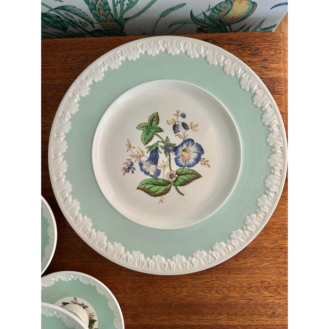 1930’s Wedgewood China Corinthian Hampton Court With Celadon Mint Green Rim - A Set of 60 Pieces For Sale In New Orleans - Image 6 of 18