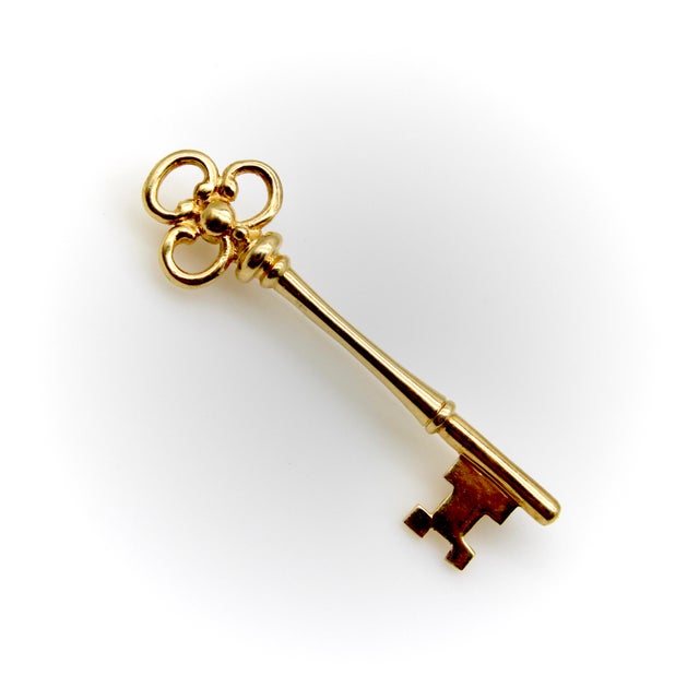 This 14k gold Tiffany & Co. brooch is a predecessor to Tiffany & Co.’s iconic key collection. Introduced in 2009, the...
