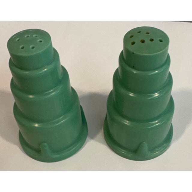 Early 20th Century Art Deco Bakelite Plastic Salt and Pepper Set For Sale - Image 5 of 6