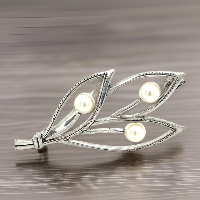 1990s Mikimoto Estate Akoya Pearl Brooch Pin Sterling Silver For Sale - Image 11 of 11
