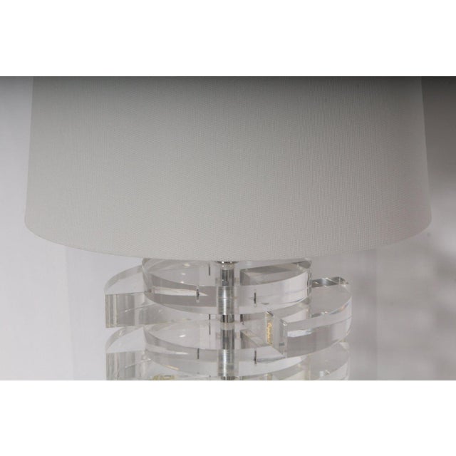 Vintage Karl Springer Attributed Lucite Table Lamp, Medium For Sale In New York - Image 6 of 6