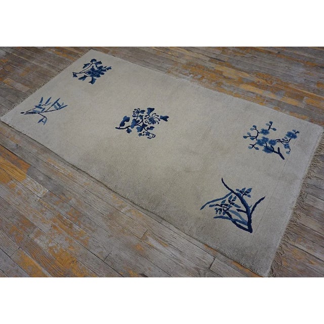 Chinese 1920s Rectangle Ivory Floral Antique Chinese Peking Small Size Knotted Wool Rug For Sale - Image 3 of 7