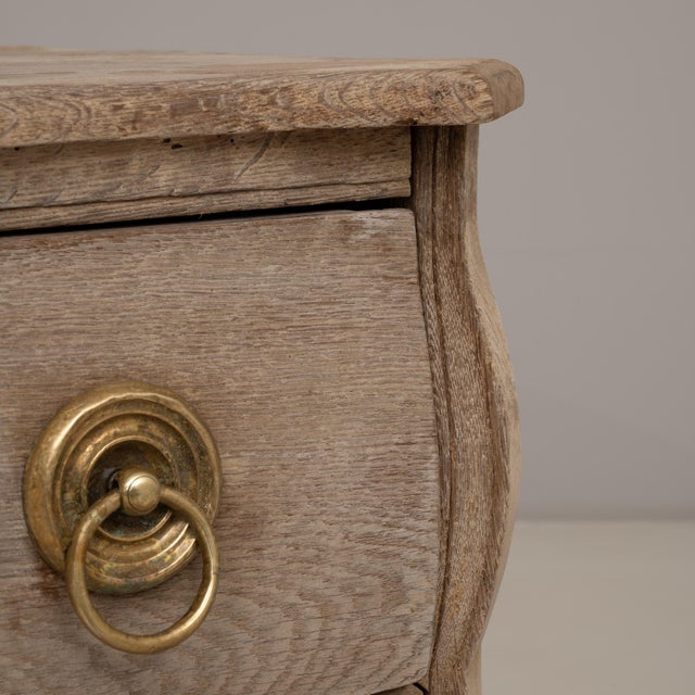 This 1820s Dutch oak bombe chest of drawers showcases the graceful curvature and sculptural presence associated with early...