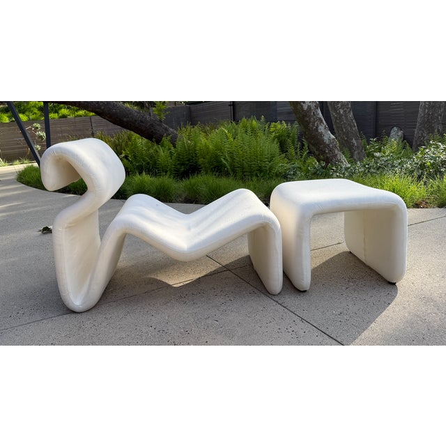 1950s Postmodern Sculptural Chaise Lounge With Matching Ottoman in Cream Linen For Sale - Image 4 of 7
