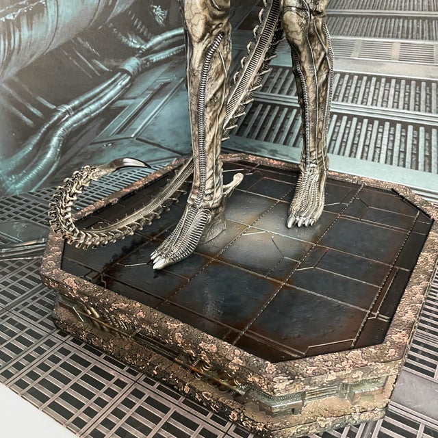 1990s Limited Edition Alien Big Chap Japan Figure from Prime 1 Studio, 2000s For Sale - Image 5 of 18