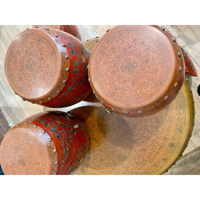 Early 20th Century 5 Piece Chinese Qing Red Coromandel Sake Barrel Drum Table and 4 Stools W/ Brass Ring For Sale - Image 12 of 12