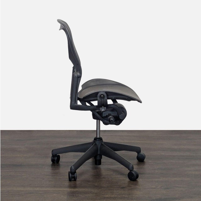 Herman Miller Herman Miller Aeron Ergonomic Mesh Office Chair - Adjustable Black For Sale - Image 4 of 9