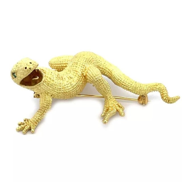 Contemporary Kurt Wayne Lizard Brooch 18k Yellow Gold Gemstones Eyes For Sale - Image 3 of 7