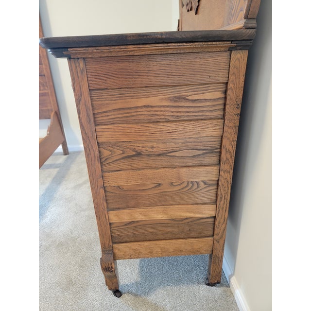1900 - 1909 Antique Quarter-Sawn Tiger Oak Dresser With Original Beveled Mirror, C. 1900–1915 For Sale - Image 5 of 18