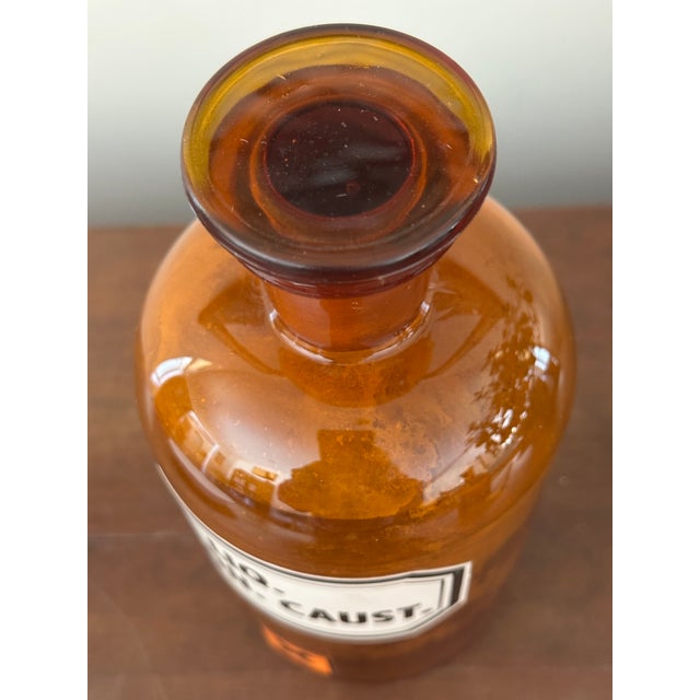 1930s German Amber Glass Apothecary Bottle – Liq. Ammon. Caust., 8-3/4" W/ Stopper - Large For Sale - Image 4 of 10