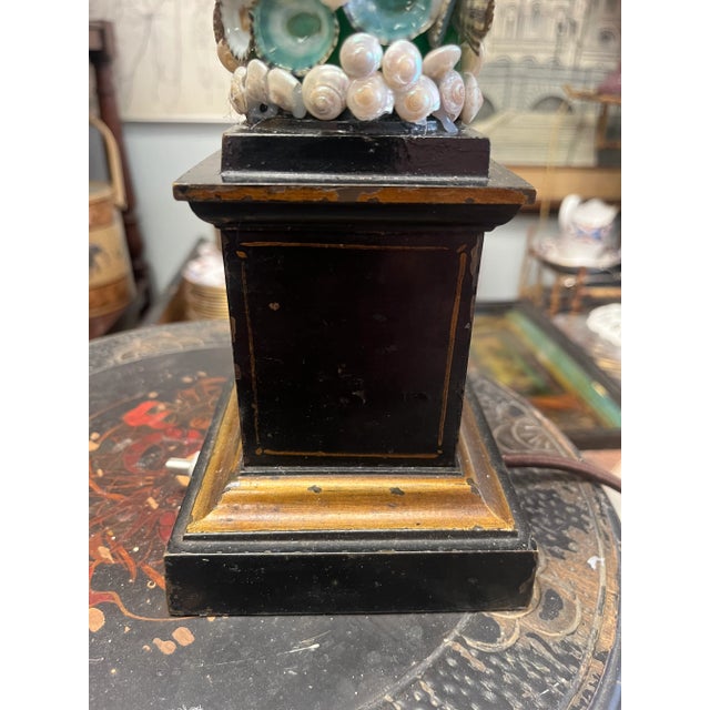 French Early 20th Century French Neoclassical Painted and Shell Encrusted Lamp For Sale - Image 3 of 11