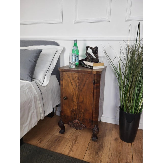 Very elegant and refined pair of Italian 1940s Art Deco bedside tables with great design shape and decors in veneer burl...