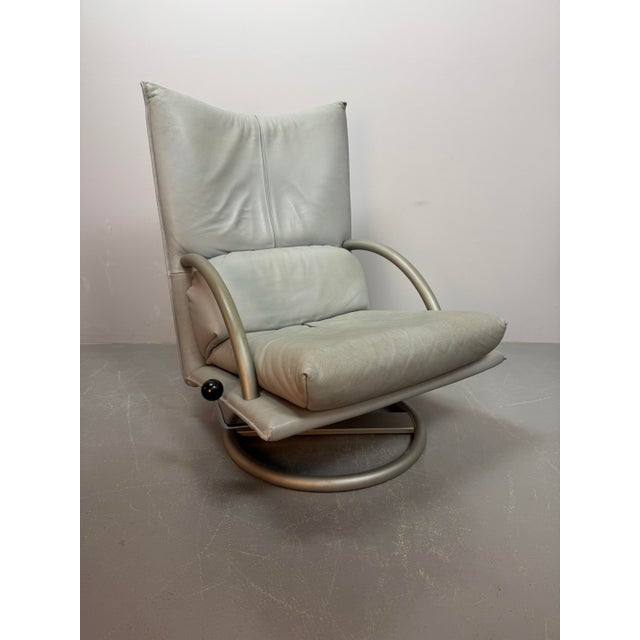 Very comfortable Grey Leather 'Torino' Swivel Lounge Chair by Rolf Benz, Germany 1980s. A sculptural lounge chair from the...