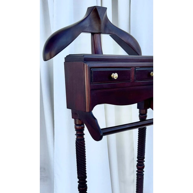 This Vintage Midcentury Traditional Mahogany Valet from the 1950s is a true gem that combines functionality and timeless...