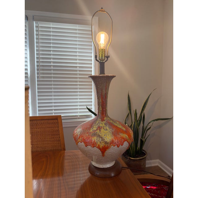 Cream 1960s Mid-Century Modern Lava Drip Glaze Ceramic Table Lamp on Walnut Base For Sale - Image 8 of 8