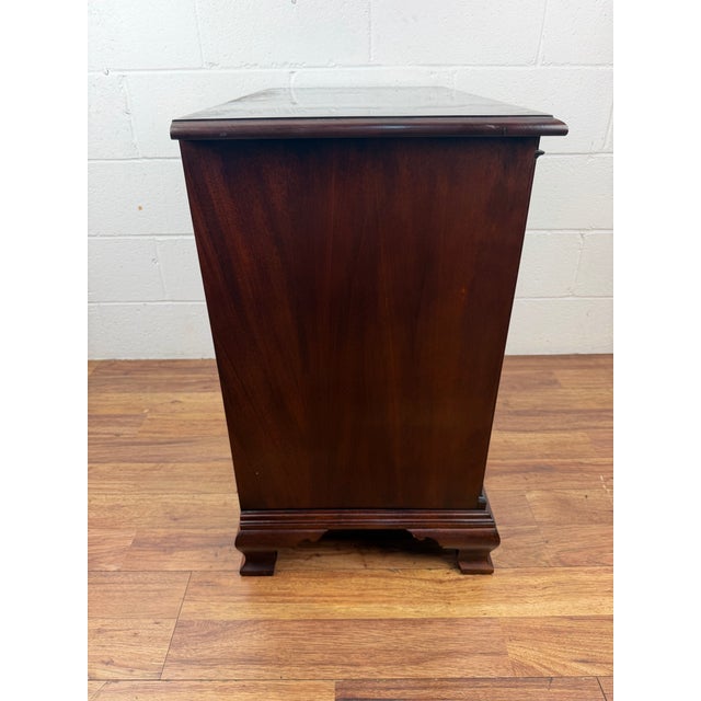 Stickley Stickley Colonial Williamsburg Georgian Mahogany Chest of Drawers End Table For Sale - Image 4 of 9