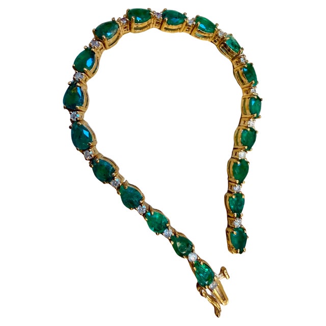 Modern 13 Carat Natural Zambian Emerald & Diamond Tennis Bracelet 14 Karat Yellow Gold For Sale - Image 3 of 8