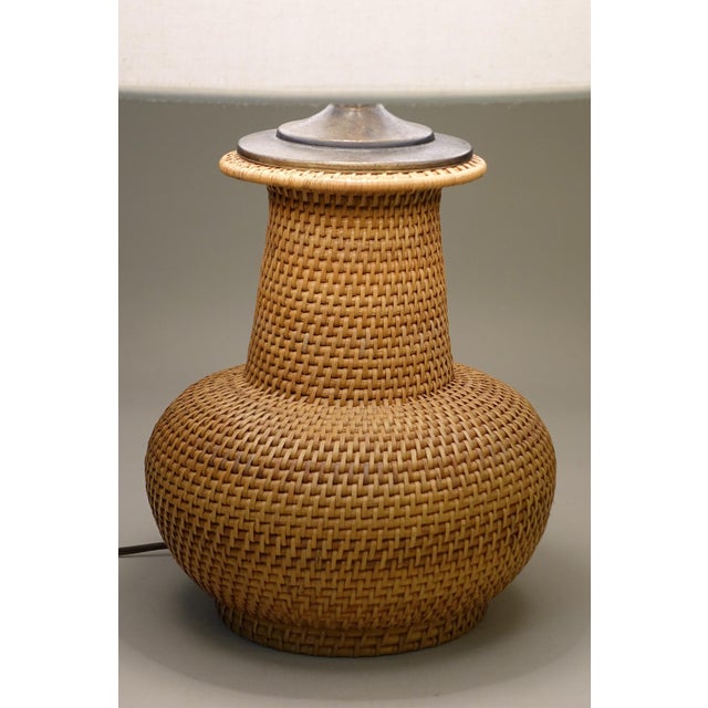 1960s Sublime Atomic Modern Rattan Wicker Basket Weave Chimney Brass Table Lamp For Sale - Image 4 of 9