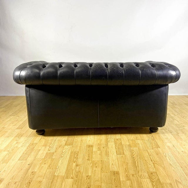 Chesterfield Club Sofa in Black Leather with Wooden Legs, 1960s For Sale - Image 8 of 9