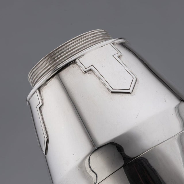 Silver Art Deco English Silver Cocktail Shaker from Walker & Hall, 1939 For Sale - Image 8 of 16