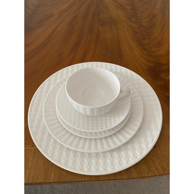 Late 20th Century Wedgwood White Night and Day Bone China Seven 5 Piece Place Settings- 35 Pieces For Sale - Image 11 of 12
