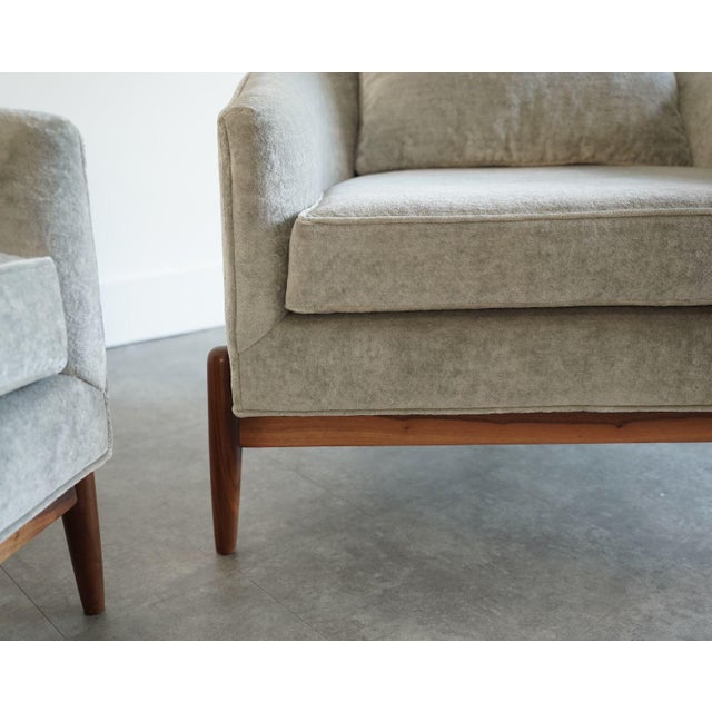 Tripod Barrelback Lounge Chairs in Greige Linen, C. 1950s For Sale In New York - Image 6 of 8