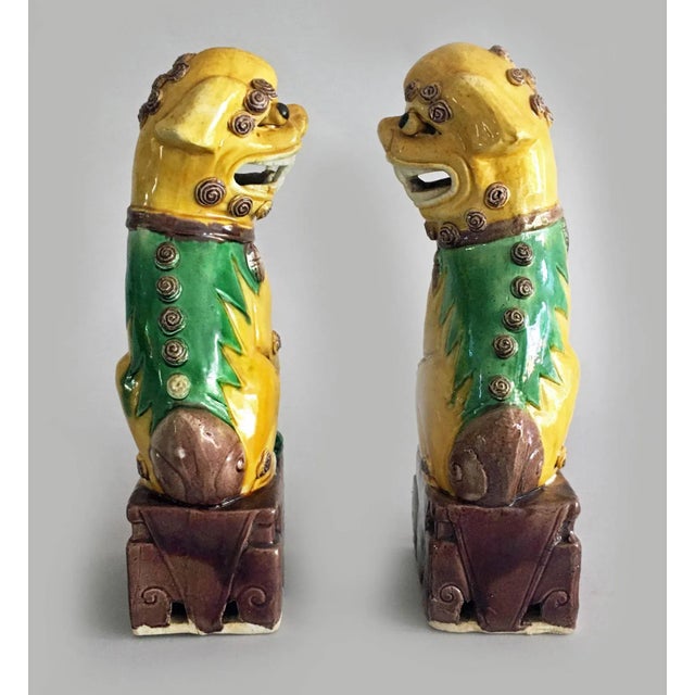 Chinese 1920s Chinese Export Yellow Foo Dogs - a Pair For Sale - Image 3 of 10