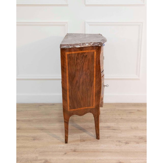 Small Italian Louis XV Period Curved Chest of Drawers in Walnut, 18th Century For Sale In Atlanta - Image 6 of 8