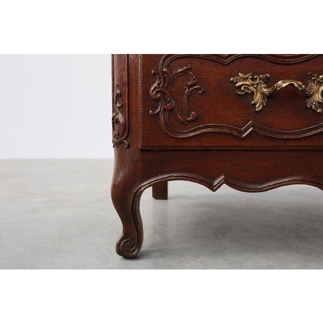French Louis XV Style Hand-Crafted Oak Chest of Drawers, 18th Century For Sale - Image 9 of 18