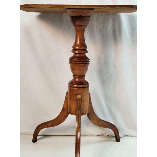 19th American Federal Style Cherry Candle Stand Table - Antique Pedestal Accent For Sale In Philadelphia - Image 6 of 9