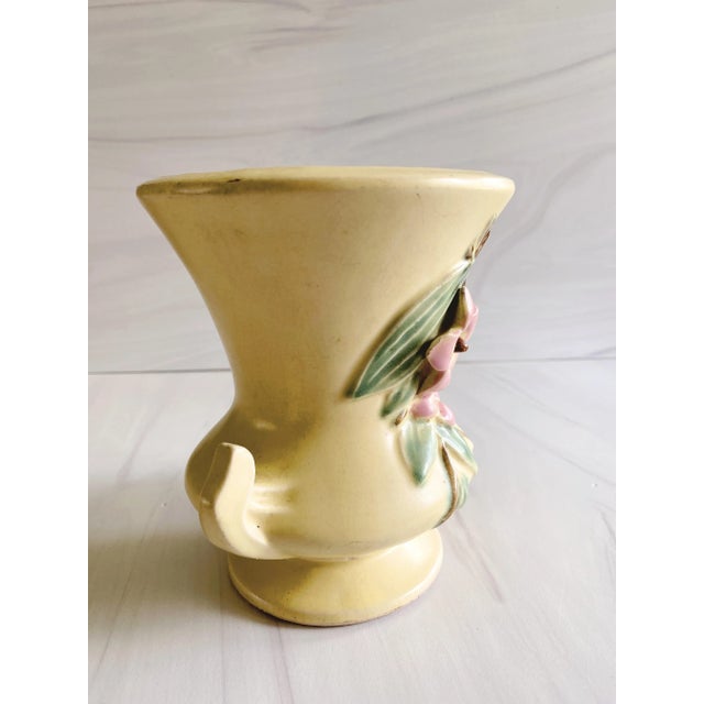 1940s Vintage McCoy Yellow Floral Pottery Urn Flower Vase For Sale - Image 5 of 9