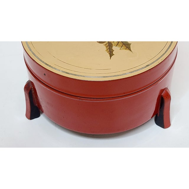 Early 20th Century Japanese Round Lacquer Box With Scottish Thistle Design and Three Legs For Sale - Image 9 of 11