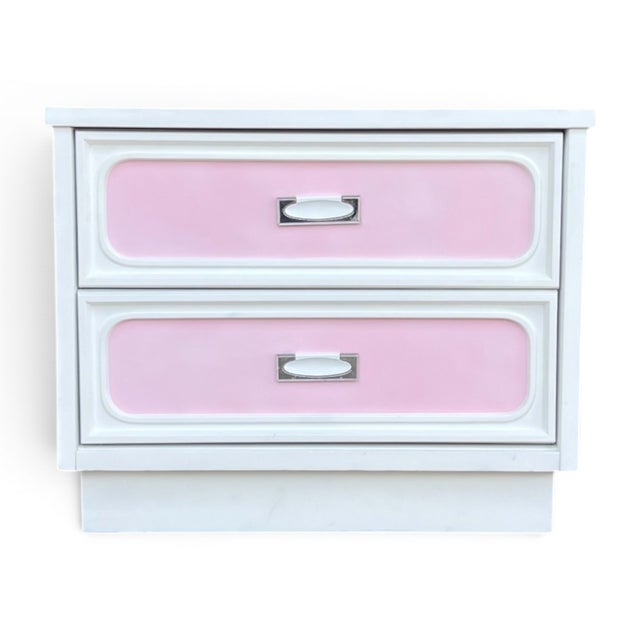 Restored Mid-Century Modern White & Blush Pink Nightstands – A Pair For Sale - Image 4 of 9