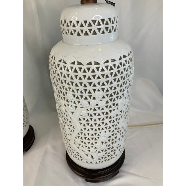White Pair of Vintage Blanc De Chine Reticulated Porcelain Chinoise Lamps Hollywood Regency For Sale - Image 8 of 17