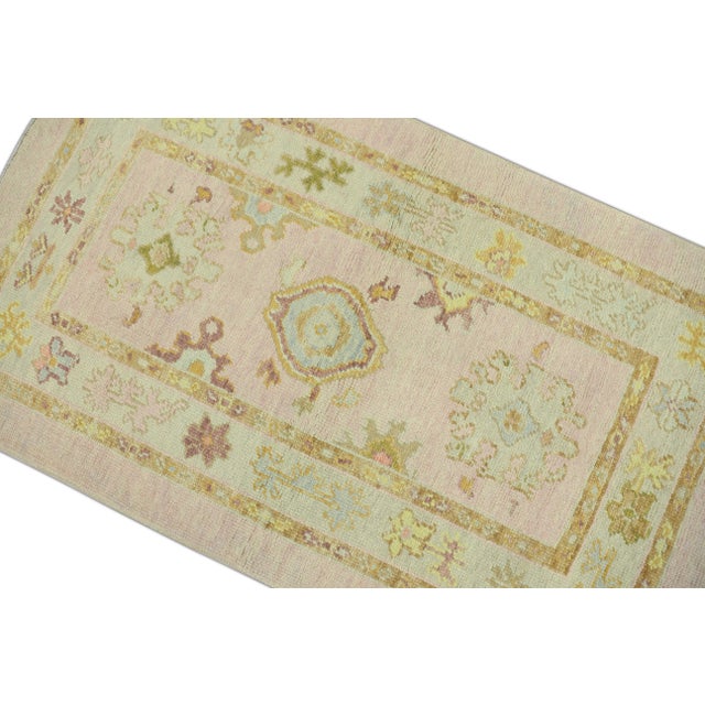 This modern Turkish Oushak rug is a stunning piece of art that has been handwoven using traditional techniques by skilled...