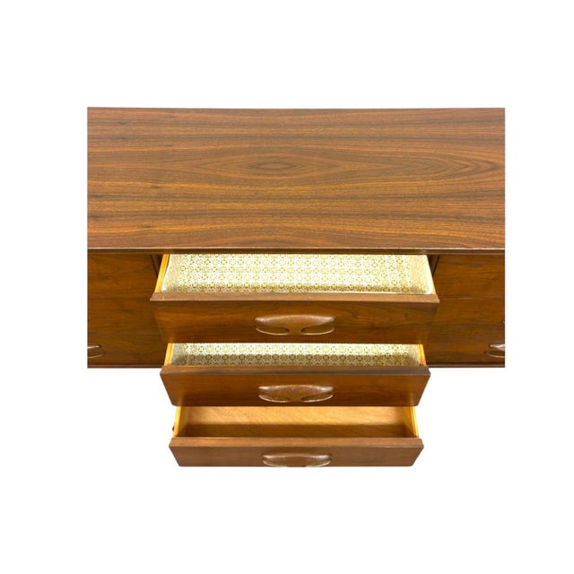 1970s Vintage Mid Century Modern Bassett Furniture Walnut Triple Dresser Credenza. For Sale - Image 5 of 10