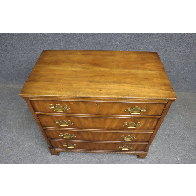 Kittinger Late 20th Century Kittinger Mahogany Bachelor Chest – Colonial Williamsburg Collection For Sale - Image 4 of 12