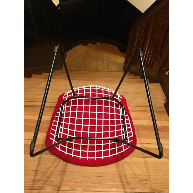 Model in black with white and red hop sack fabric pads. The chair was bought into an ensemble from the 1960s at the end of...