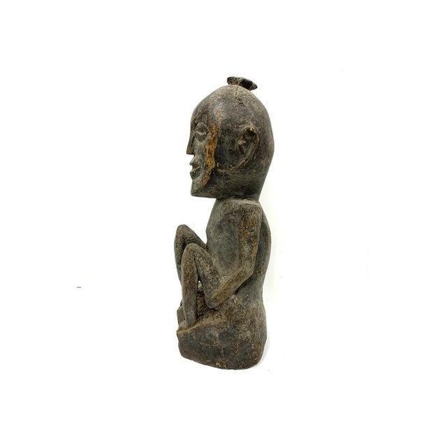 1960s Tribal Sculpture of a Squatting Man For Sale - Image 4 of 10