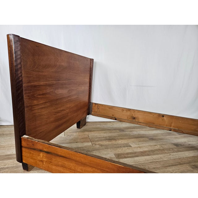 Single bed from the early 1950s from the art deco era, structure entirely in walnut root with soft wood sides. furniture...