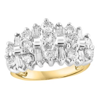 2.8 Carat Round & Baguettes Diamond Ring in 14 Karat White Gold Size 6 For Sale