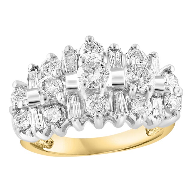 2.8 Carat Round & Baguettes Diamond Ring in 14 Karat White Gold Size 6 For Sale