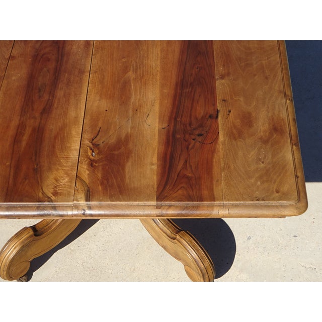 Beautiful 112cm x 112cm square Dupont-edge tabletop. The tabletop is composed of five 28mm thick solid walnut planks....