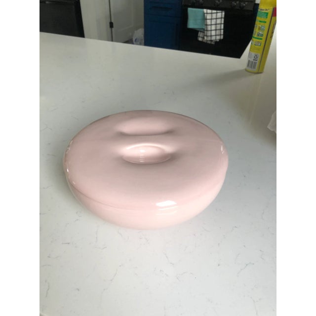 1950s 1950s MCM Russel Wright Covered Casserole Dish in Pink For Sale - Image 5 of 6