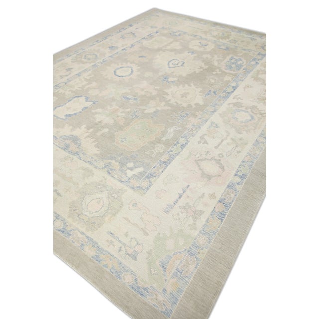 This modern Turkish Oushak rug is a stunning piece of art that has been handwoven using traditional techniques by skilled...