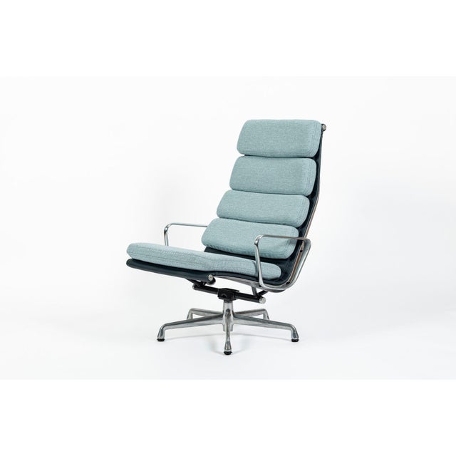 Mid-Century Modern Eames Soft Pad Recliner for Herman Miller, Blue Gray Aluminum Group Lounge Chair For Sale - Image 3 of 17